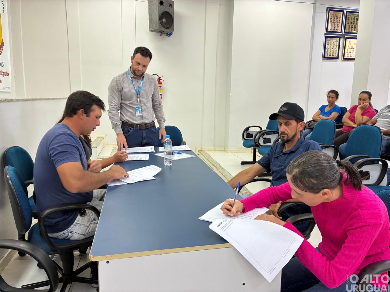 Palmitinho assina contratos para construção de 10 novas casas do PNHR
