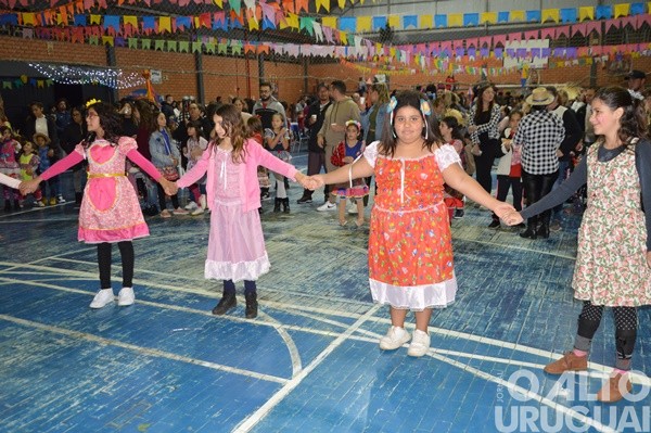 Festa Junina da Escola Irmã Odila Lehnen reúne comunidade em noite de alegria e tradição