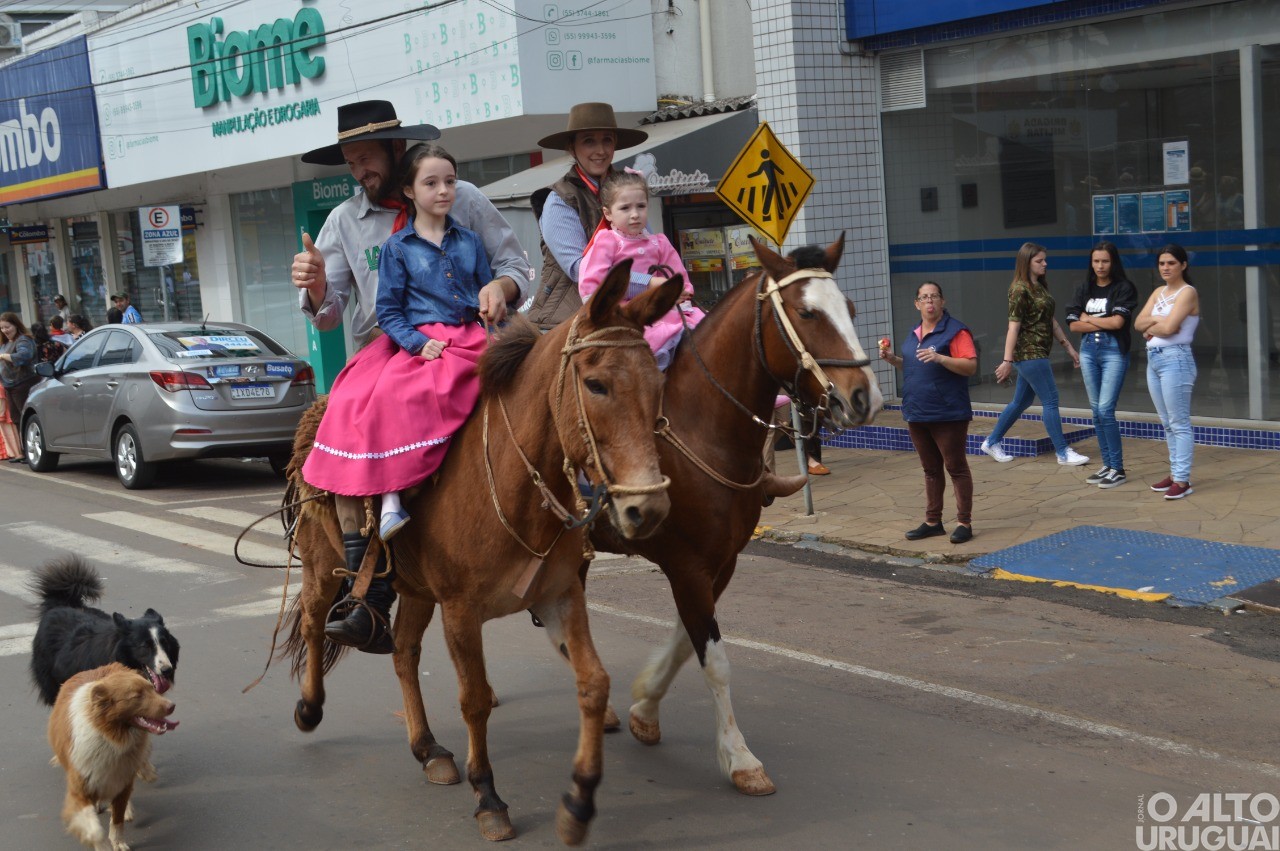 Desfile Farroupilha encerra festejos de FW