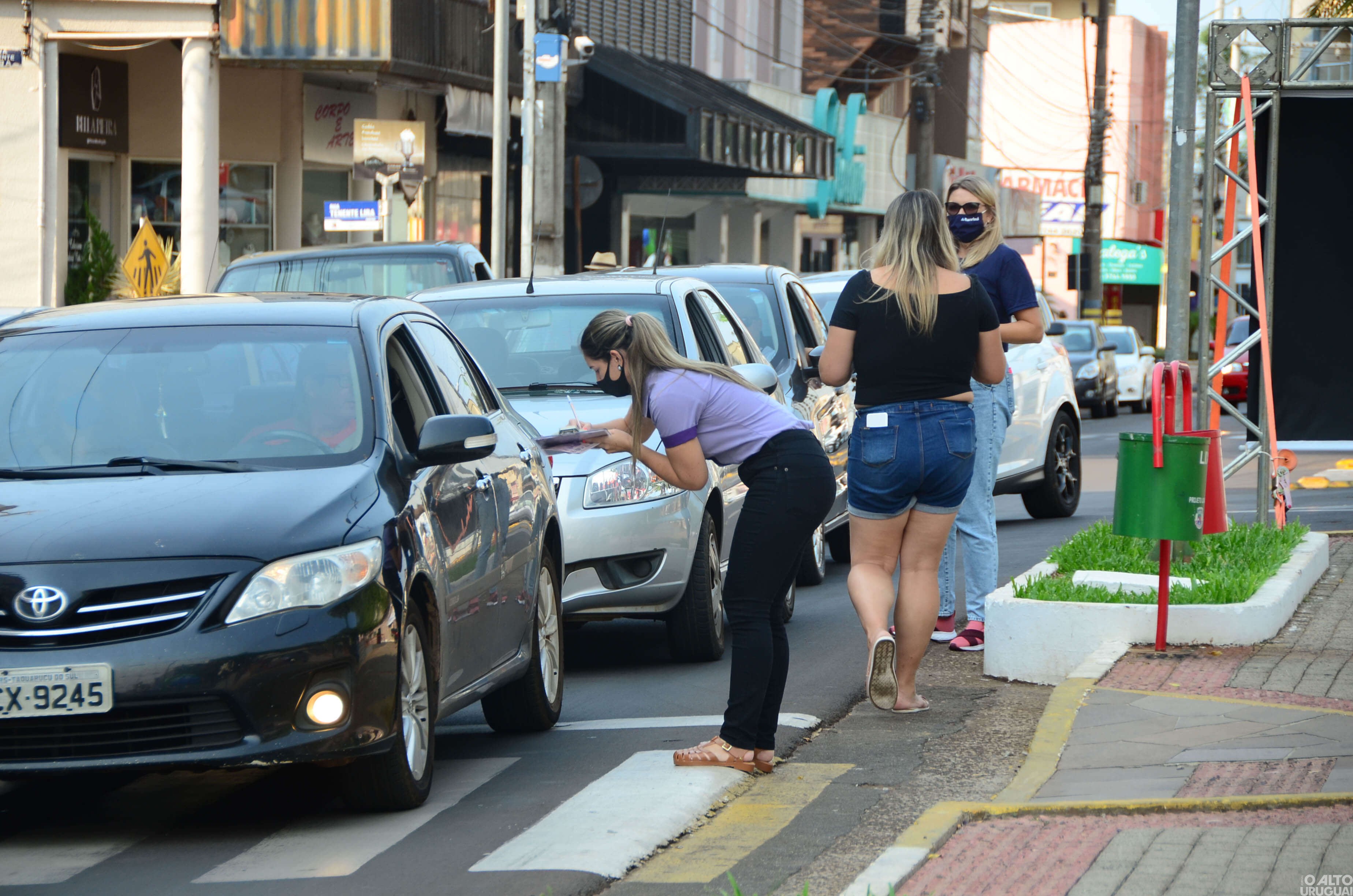 Organização da Expopedras realiza adesivaço em FW