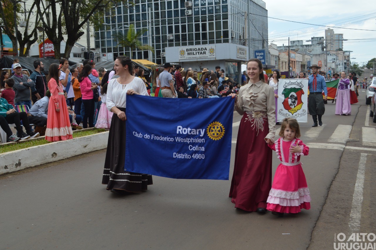 Desfile Farroupilha encerra festejos de FW