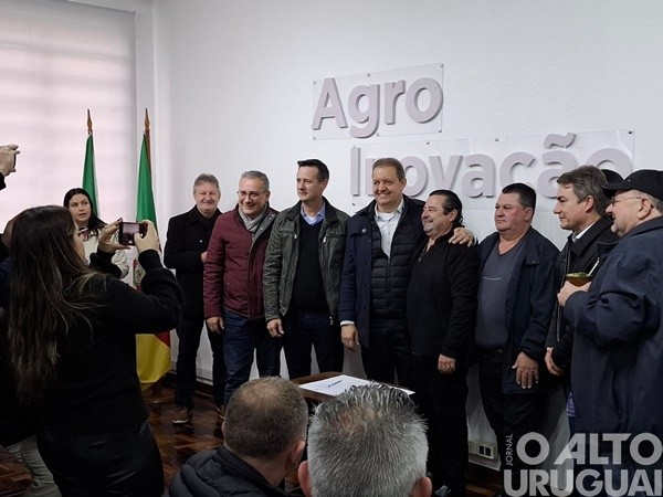 Dois Irmãos das Missões assina convênio com o Estado para recuperação de estradas rurais