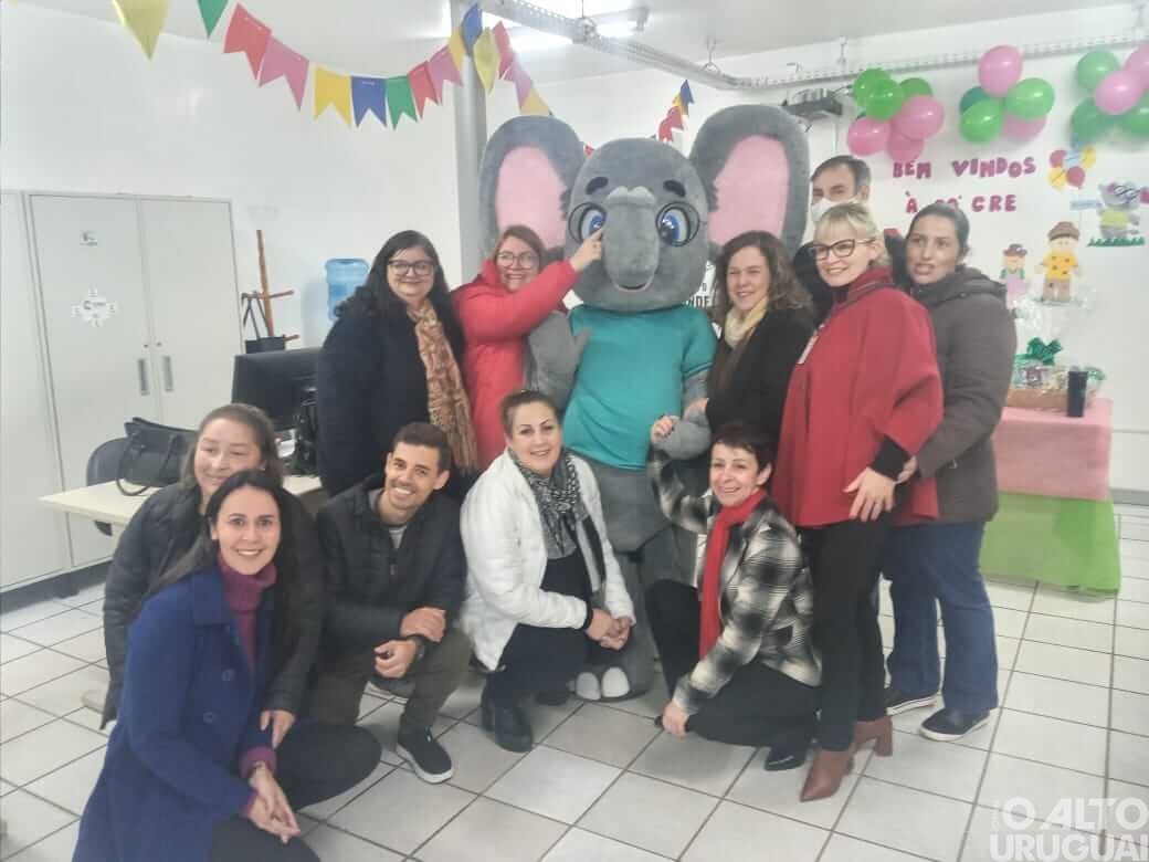 Alunos de FW recebem a visita do Elefante Letrado