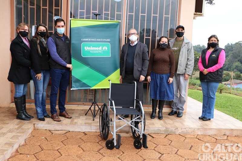 Unimed e Sicredi doam cadeira de rodas ao Lar Samaritano de Erval Seco