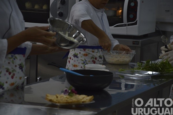 Cozinha didática ensina receitas na Casa da Emater