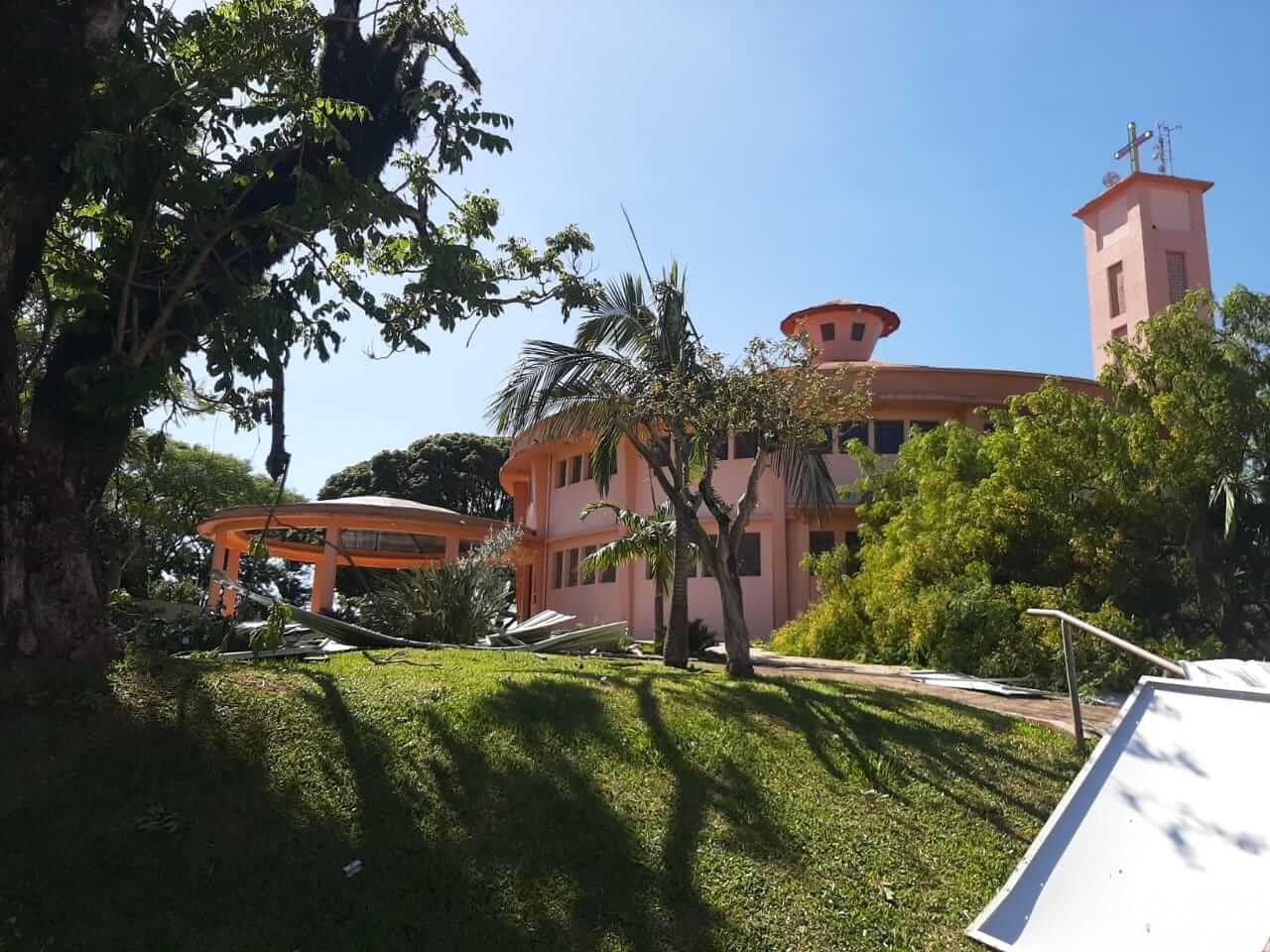 Ventos fortes causam estragos na região