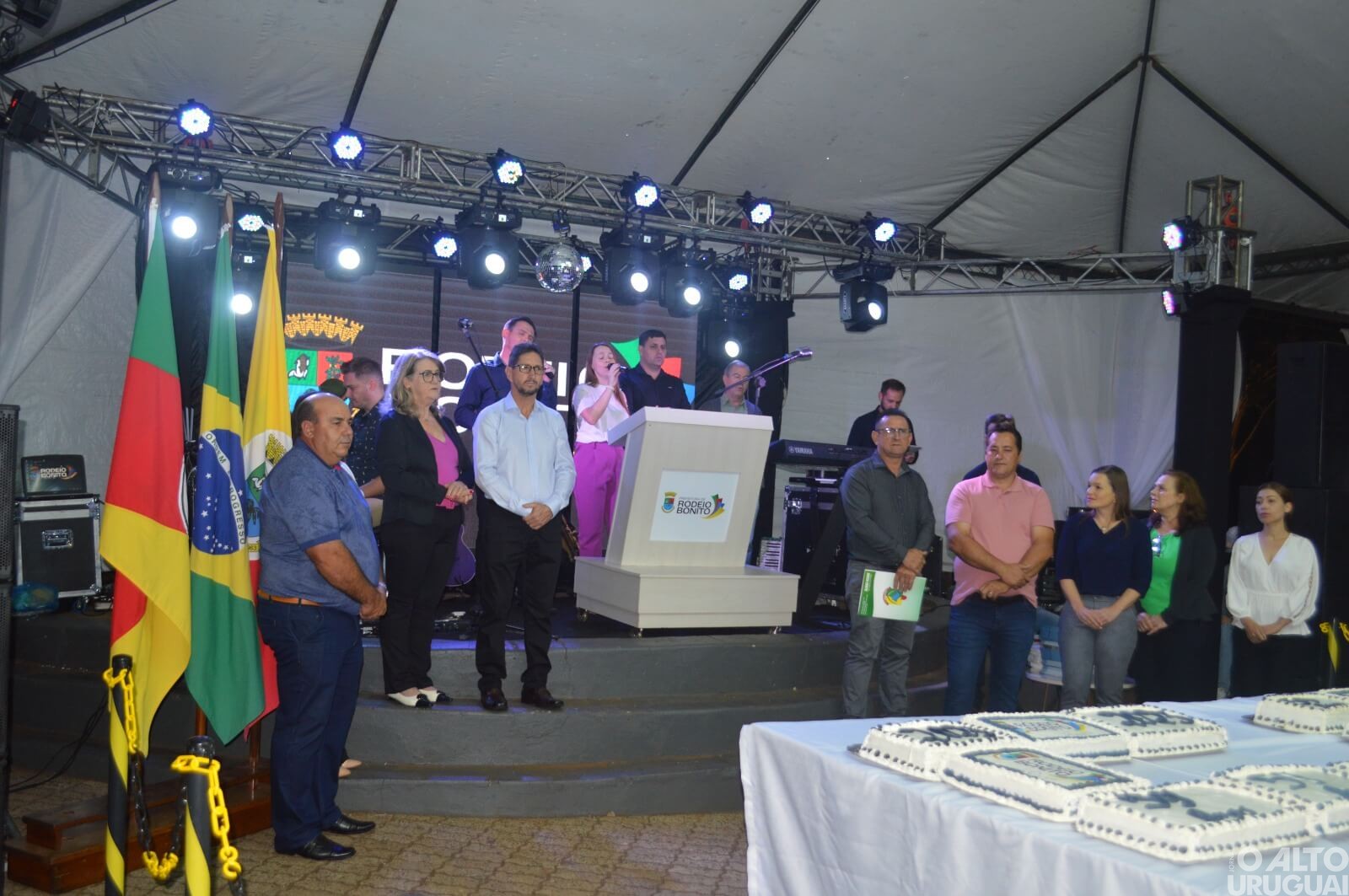 Rodeio Bonito: corte de bolo de 100 kg marca aniversário do município