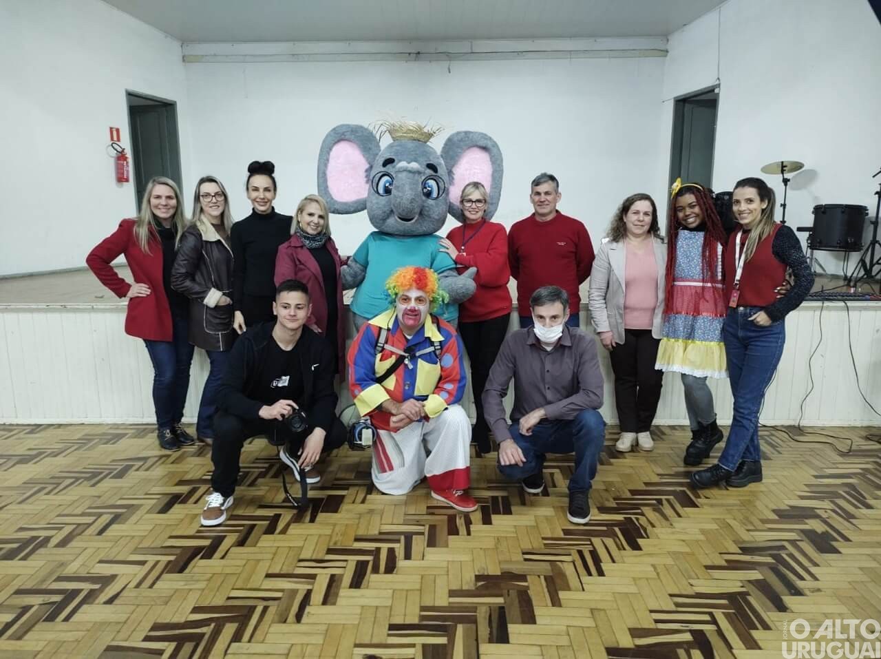 Alunos de FW recebem a visita do Elefante Letrado