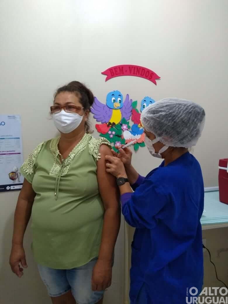 Força-tarefa imuniza quase 350 idosos em fins de semana