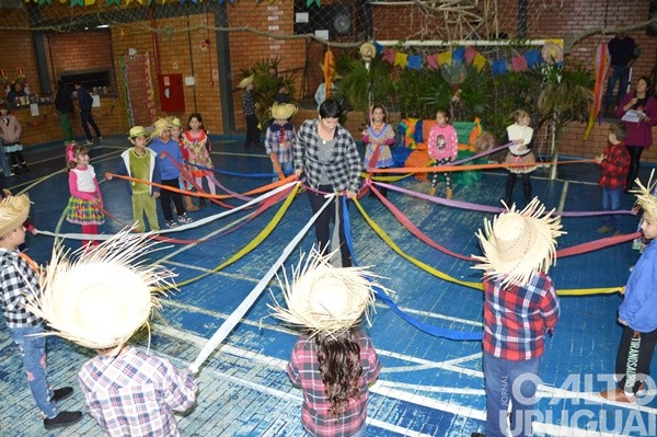 Festa Junina da Escola Irmã Odila Lehnen reúne comunidade em noite de alegria e tradição