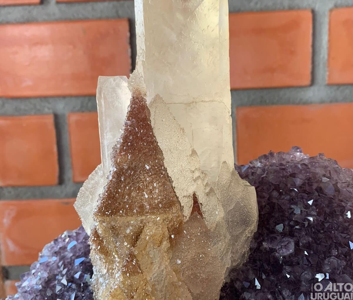 Pedra no formato de Nossa Senhora Aparecida é exposta para turistas