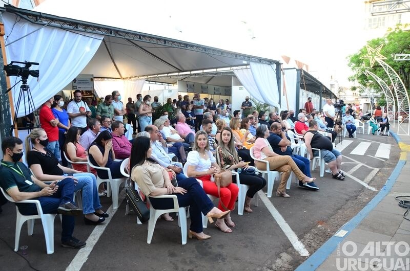Lideranças de vários municípios prestigiam abertura da 1ª Feira Regional das Agroindústrias