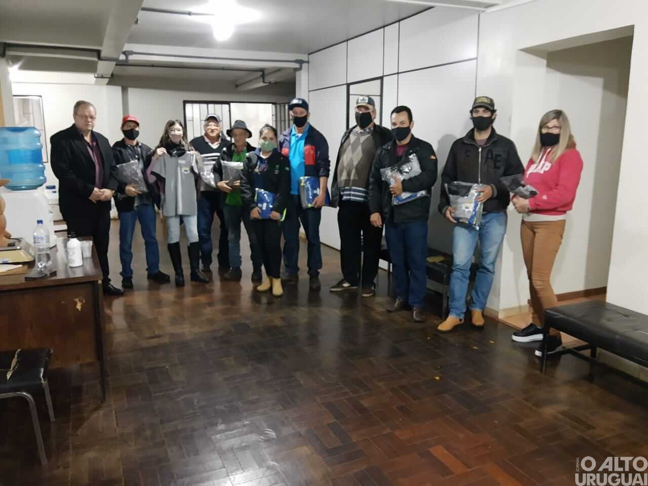 Prefeitura de Erval Seco entrega uniformes a servidores