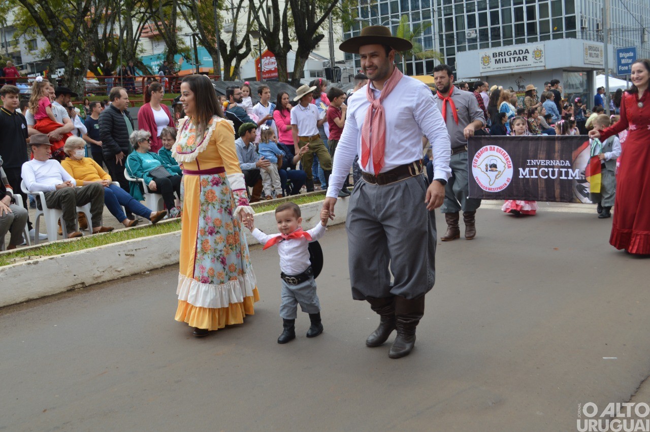 Desfile Farroupilha encerra festejos de FW