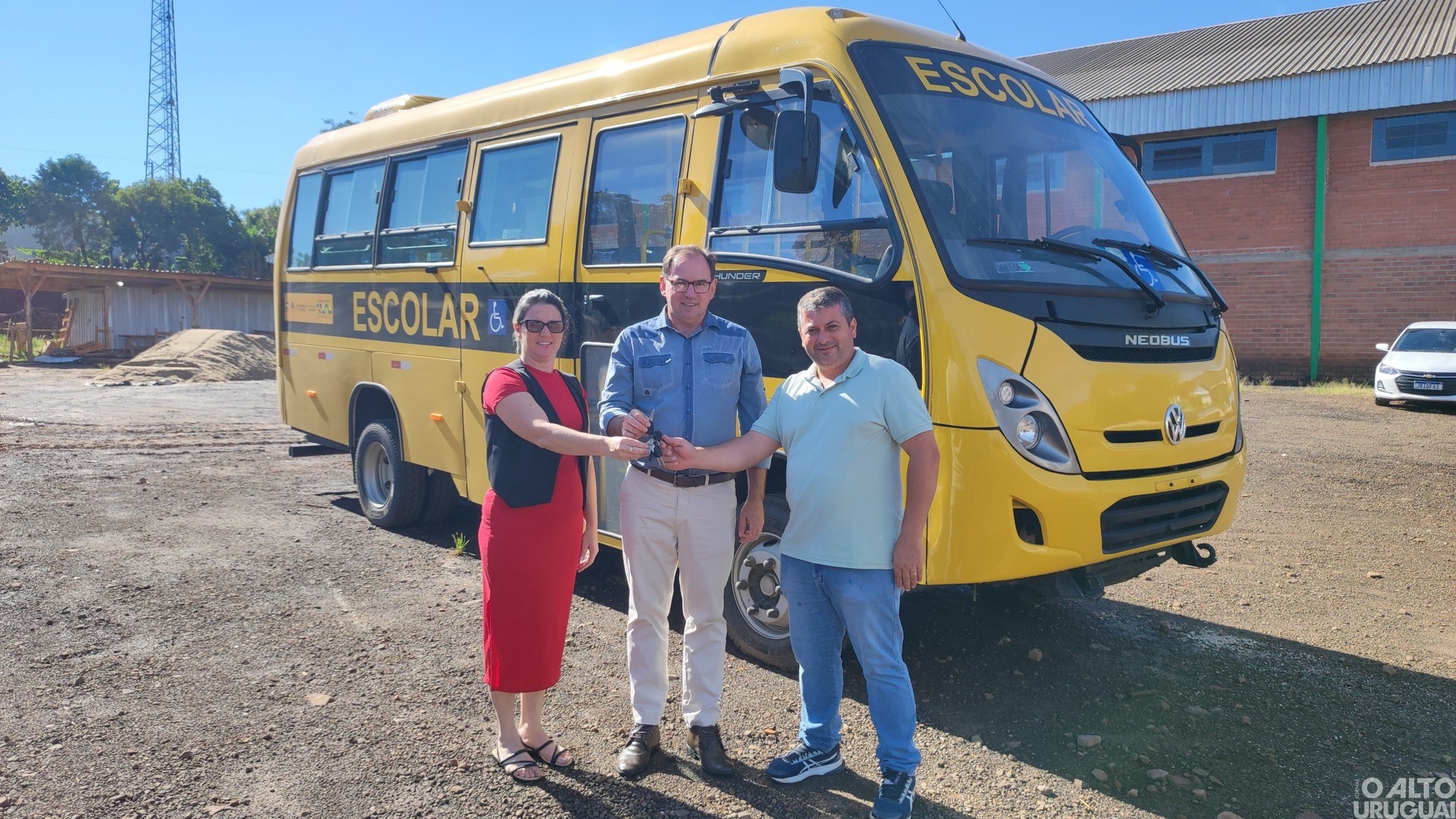 Administração Municipal de Cerro Grande adquire ônibus para o transporte escolar