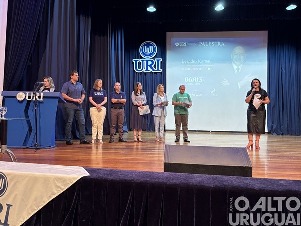 Leandro Karnal lota salão de atos da URI/FW