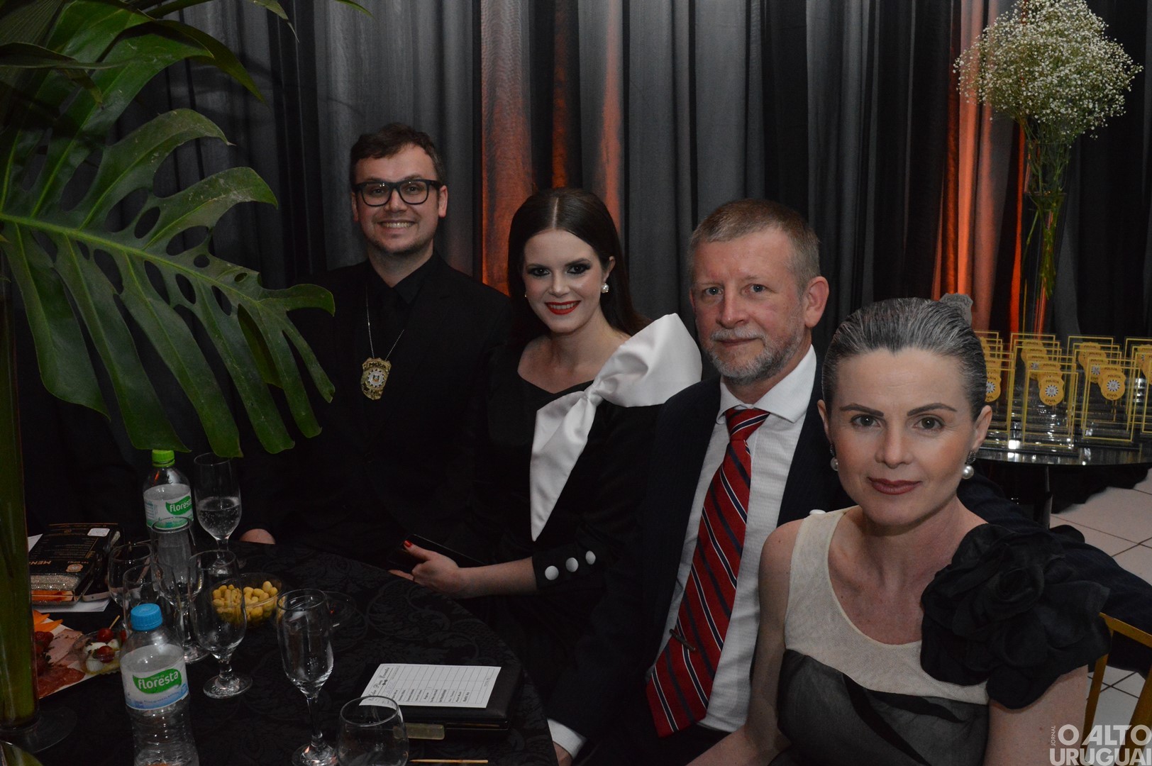 Baile Golden Night homenageia parceiros da Polícia Civil