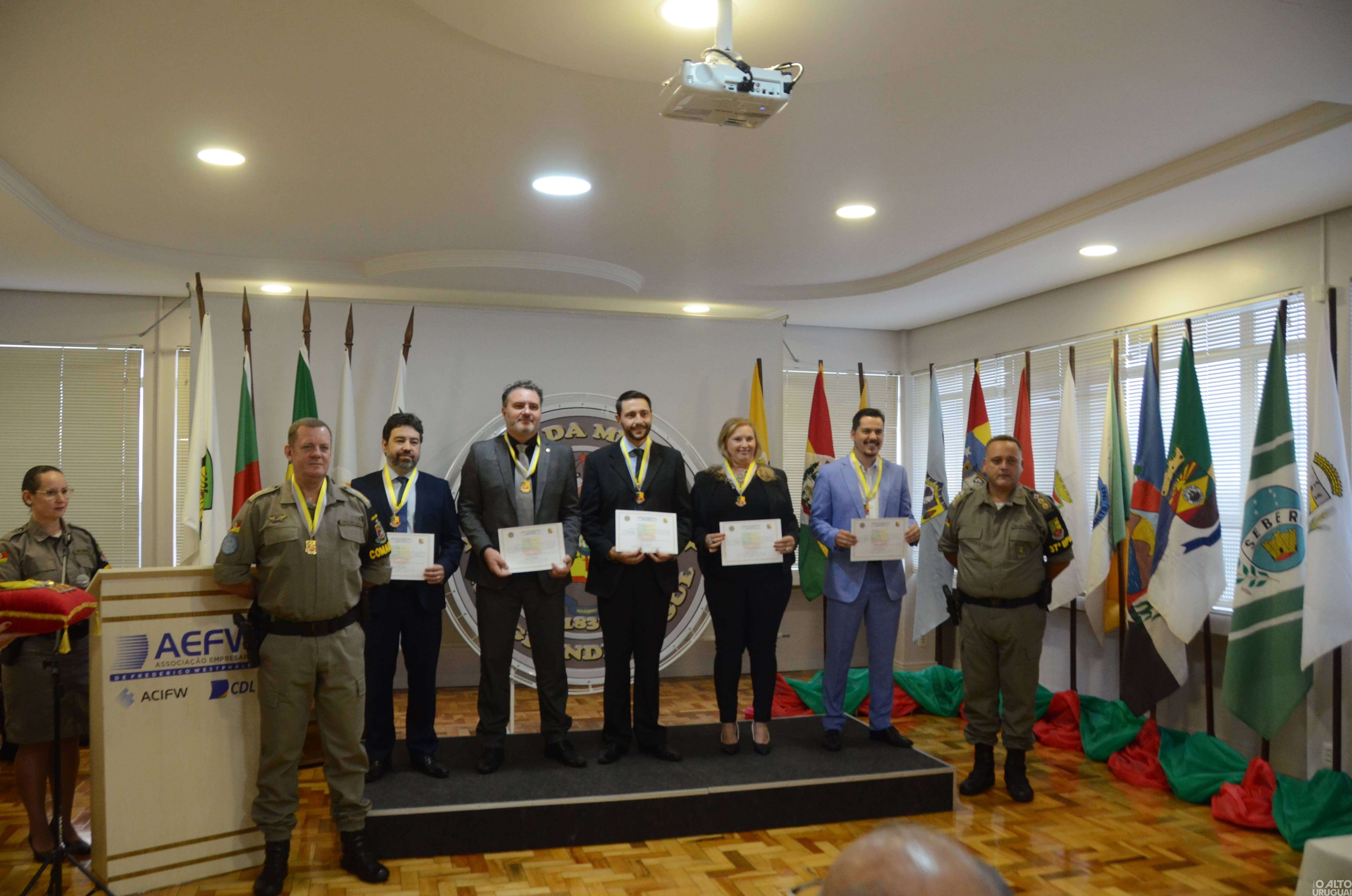 37º BPM realiza cerimônia de entrega de comendas