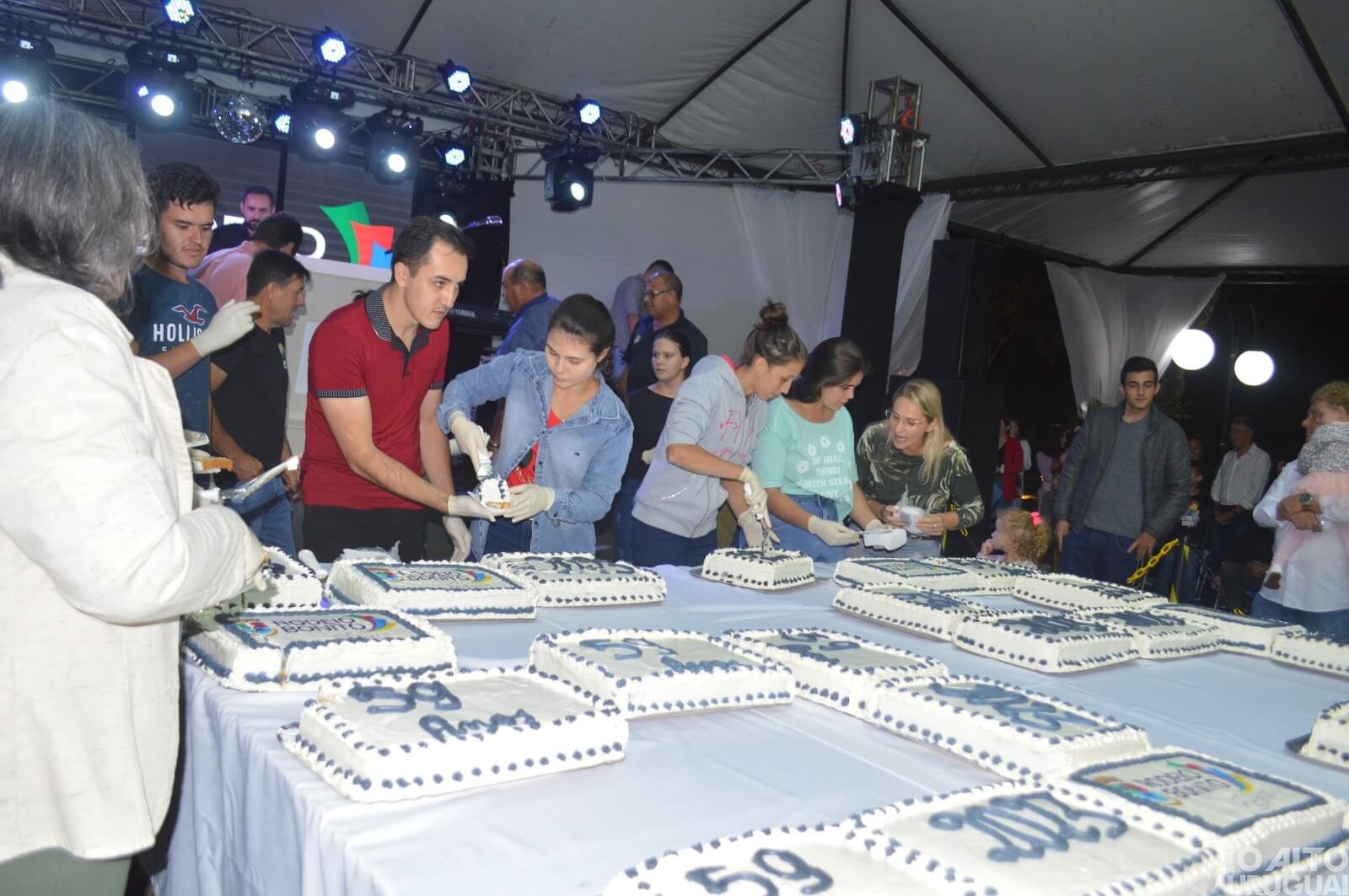 Rodeio Bonito: corte de bolo de 100 kg marca aniversário do município