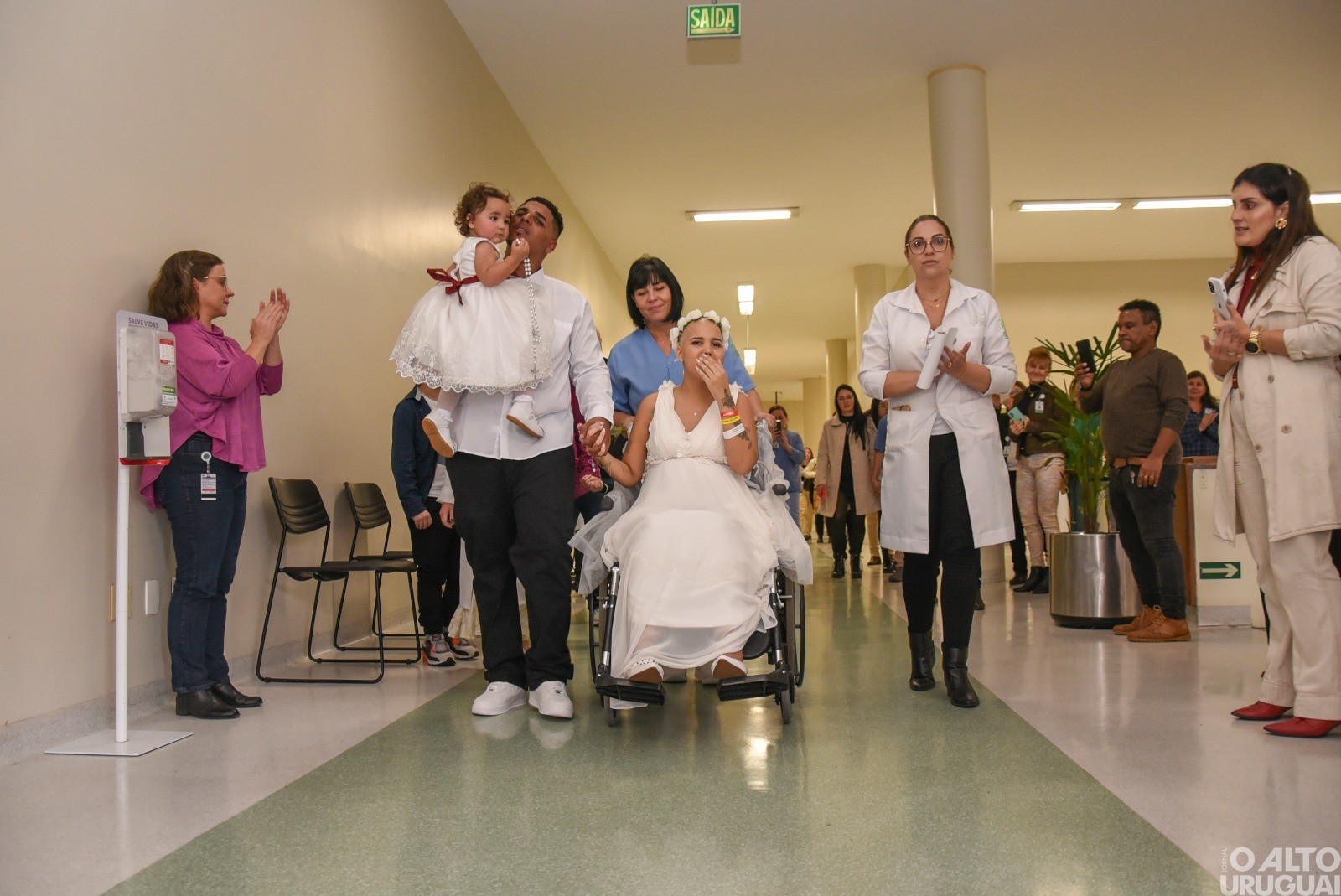 Jovem em tratamento paliativo se casa no Hospital de Clínicas