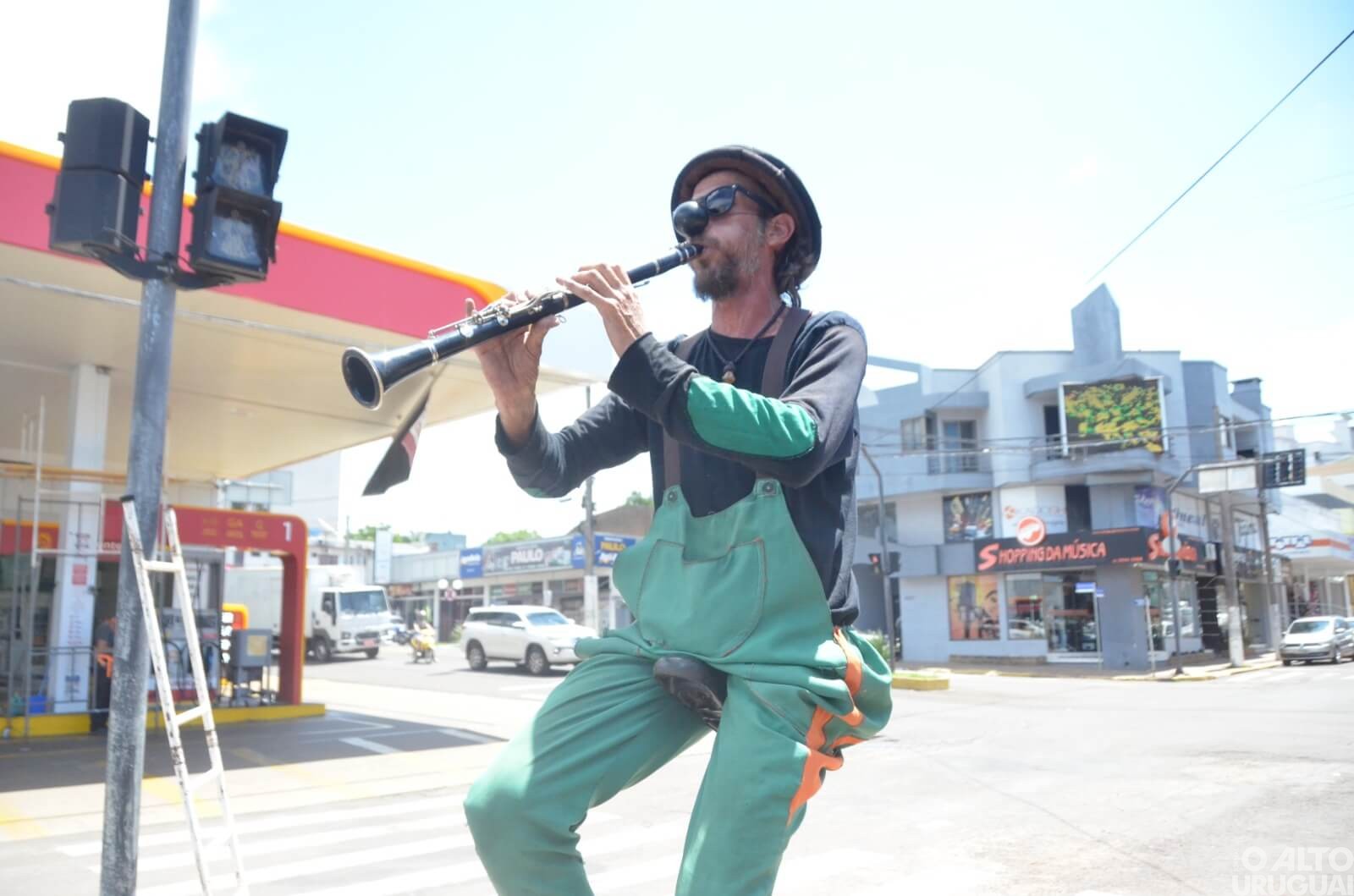 Circenses argentinos fazem malabarismo nas ruas de FW