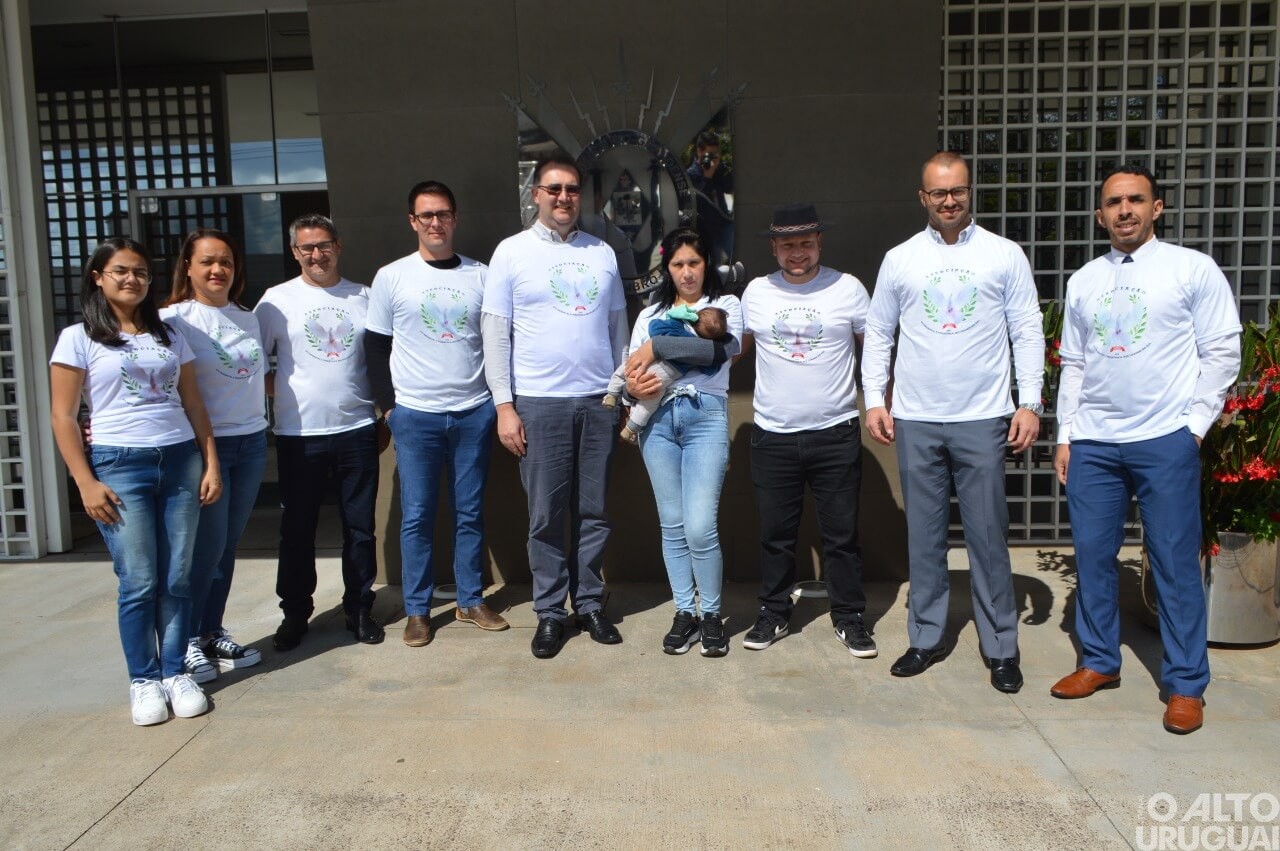 Associação UTI Neonatal e Pediátrica do RS entrega camisa a representantes do Judiciário de FW