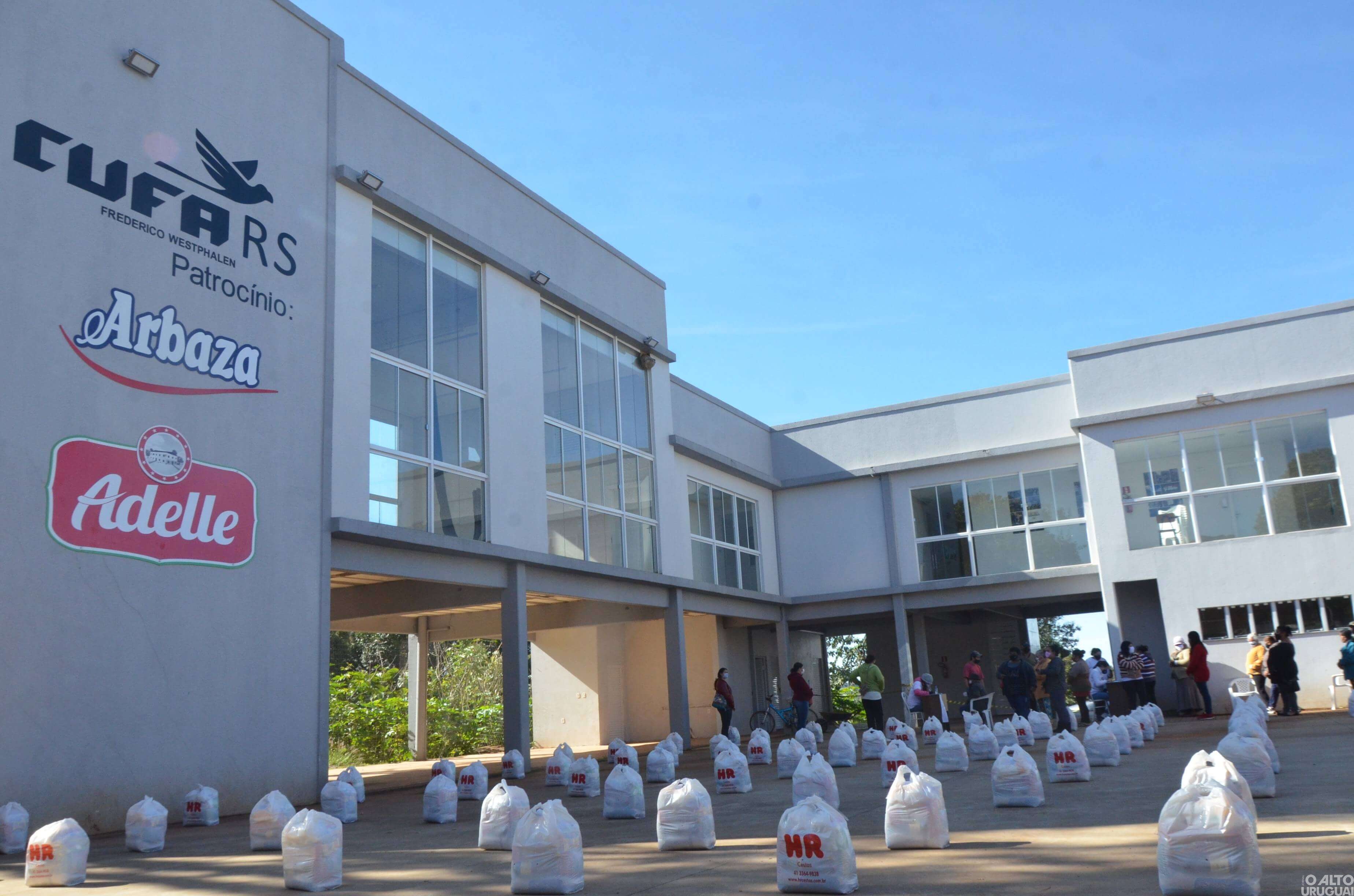 Cufa-FW entrega cestas básicas para famílias de baixa renda