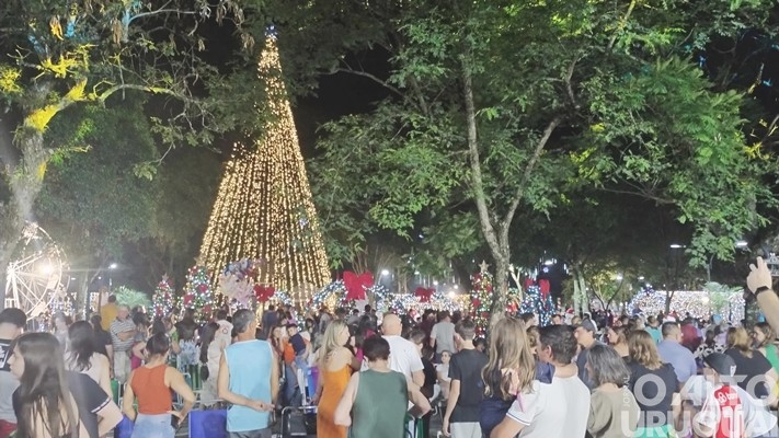 Centenas de pessoas participam da abertura do Natal de Rodeio Bonito
