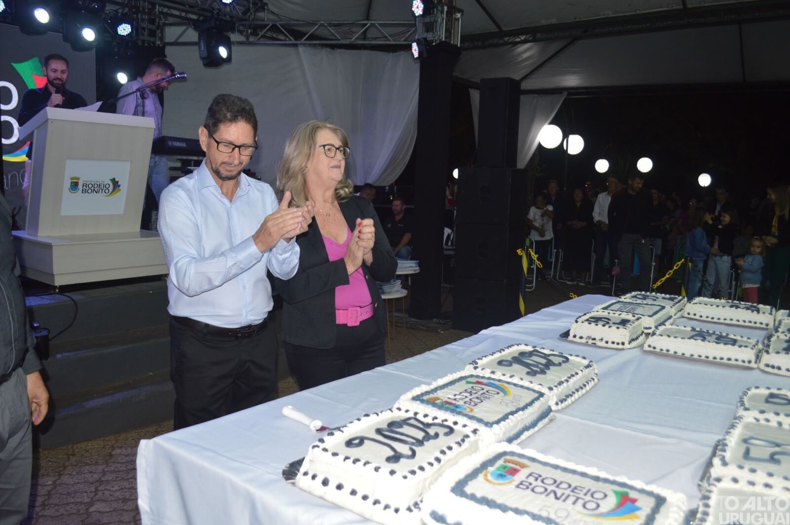 Rodeio Bonito: corte de bolo de 100 kg marca aniversário do município