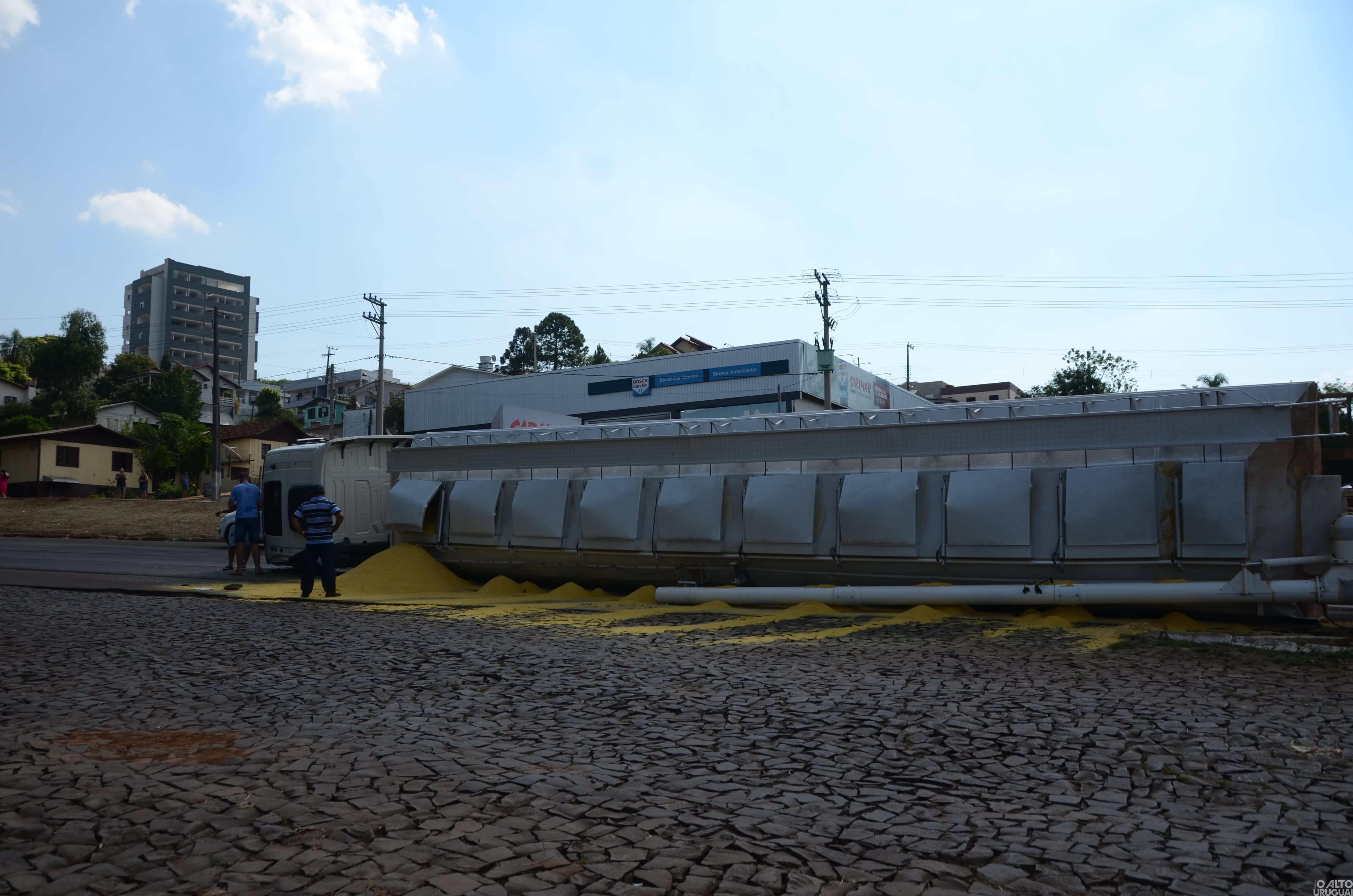 Caminhão carregado tomba na BR-386, em FW