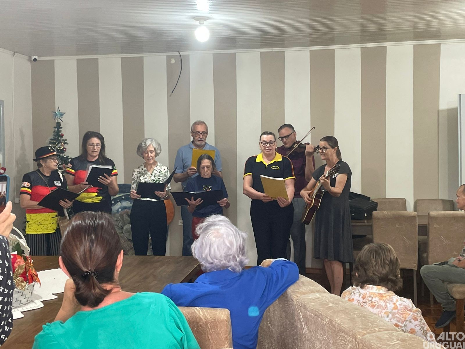 Musikantiga e Grupo de Canto Alten Kameraden levam canções alemãs a entidades de FW