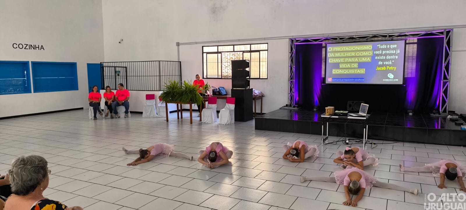 Mulheres lotam salão paroquial de Planalto