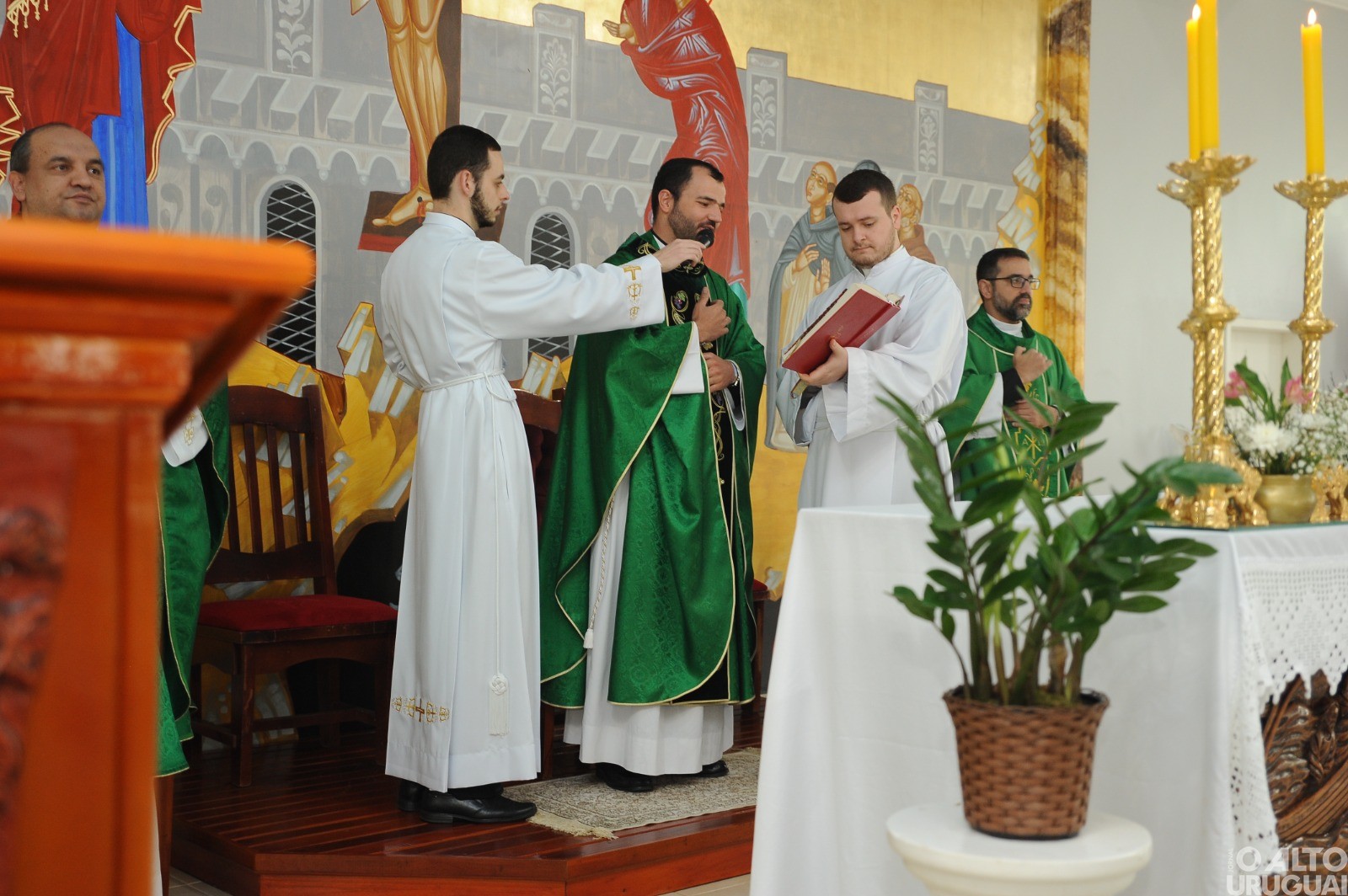 Fiéis participam da primeira missa de Gustavo Balestrin em FW