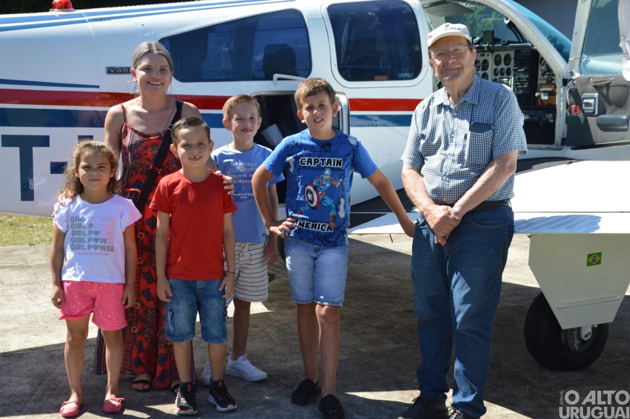 Integrantes do Aeroclube de FW realizam ação de Natal com voos panorâmicos