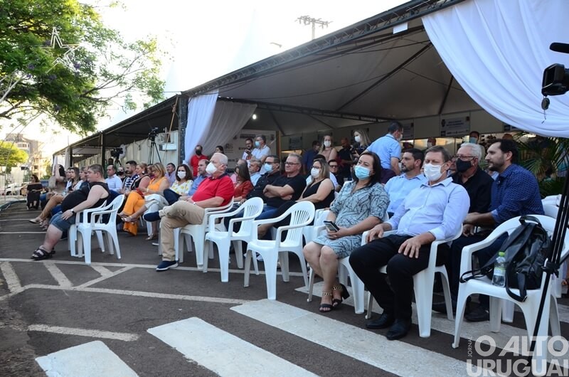 Lideranças de vários municípios prestigiam abertura da 1ª Feira Regional das Agroindústrias