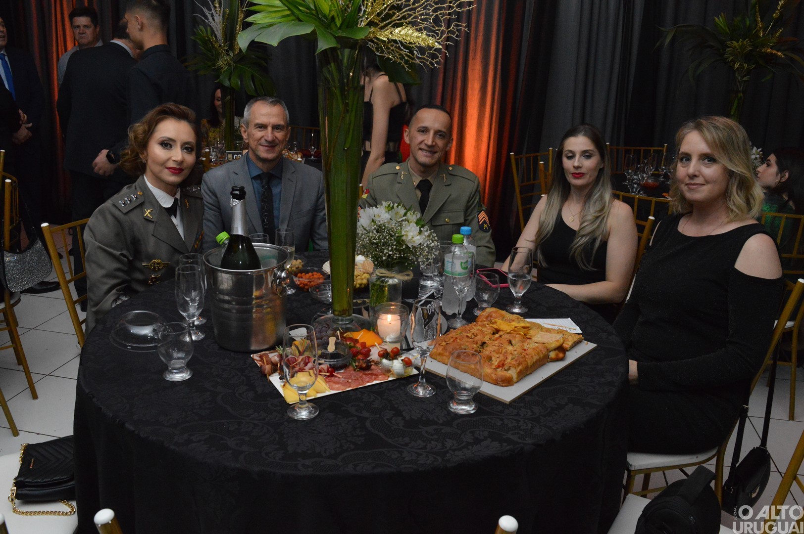 Baile Golden Night homenageia parceiros da Polícia Civil