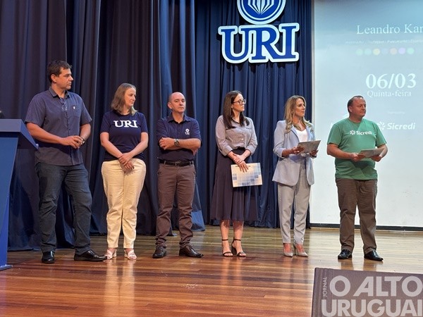 Leandro Karnal lota salão de atos da URI/FW