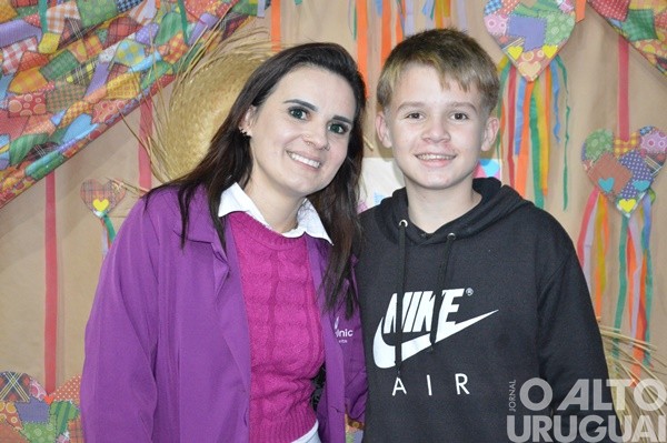 Festa Junina da Escola Irmã Odila Lehnen reúne comunidade em noite de alegria e tradição