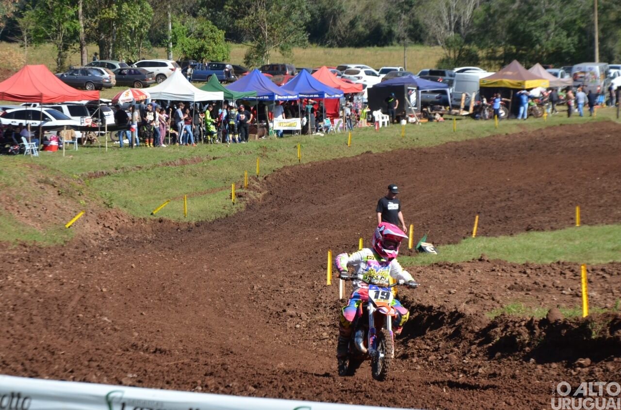 Pilotos do RS e SC disputam provas de velocross em Taquaruçu do Sul