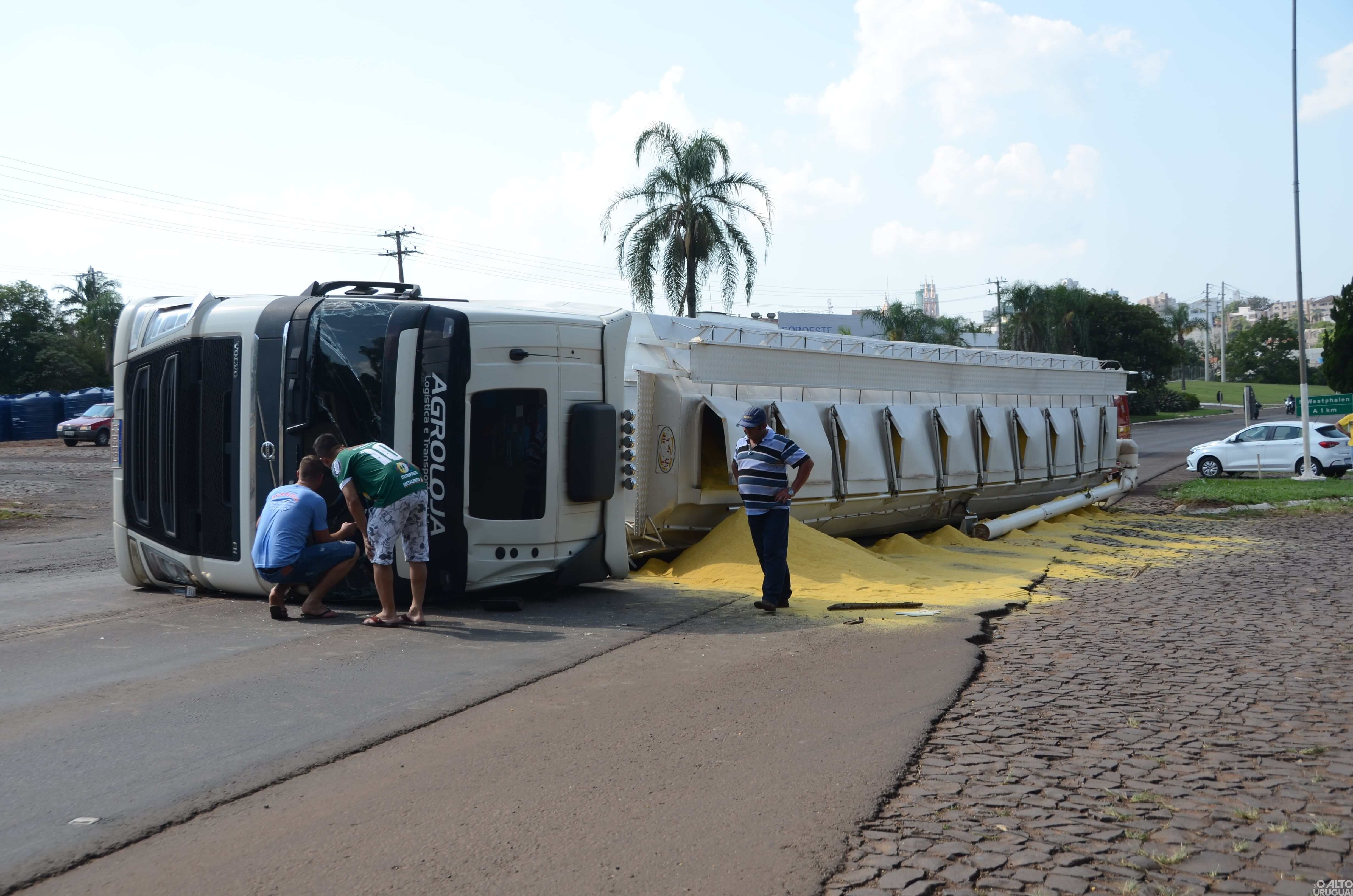 Caminhão carregado tomba na BR-386, em FW
