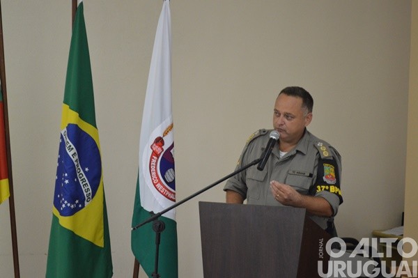 Autoridades são homenageadas pelo 37º BPM