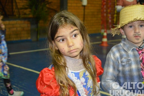 Festa Junina da Escola Irmã Odila Lehnen reúne comunidade em noite de alegria e tradição