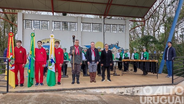 Pinhal promove desfile cívico e abre a Semana Farroupilha