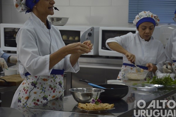 Cozinha didática ensina receitas na Casa da Emater