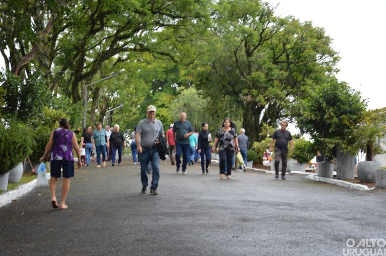 Centenas de pessoas homenageiam entes falecidos neste Dia de Finados
