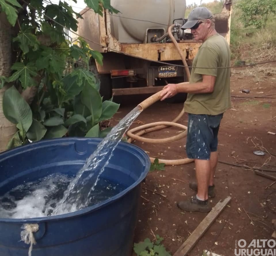 Prefeitura de Iraí distribui água potável às famílias do interior