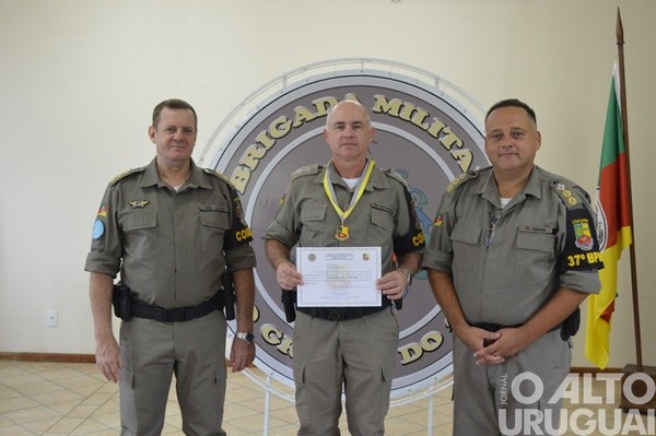 Autoridades são homenageadas pelo 37º BPM