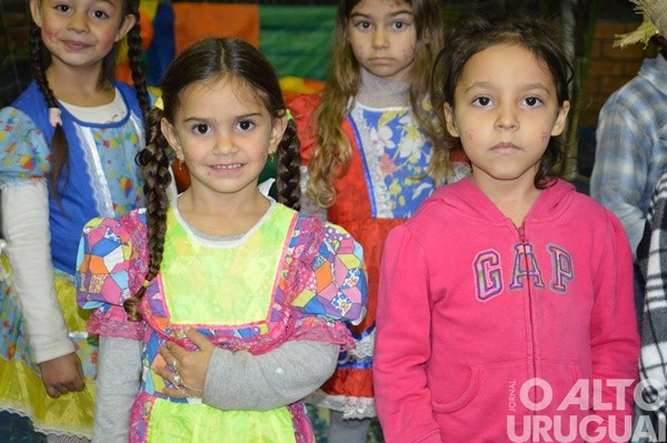 Festa Junina da Escola Irmã Odila Lehnen reúne comunidade em noite de alegria e tradição