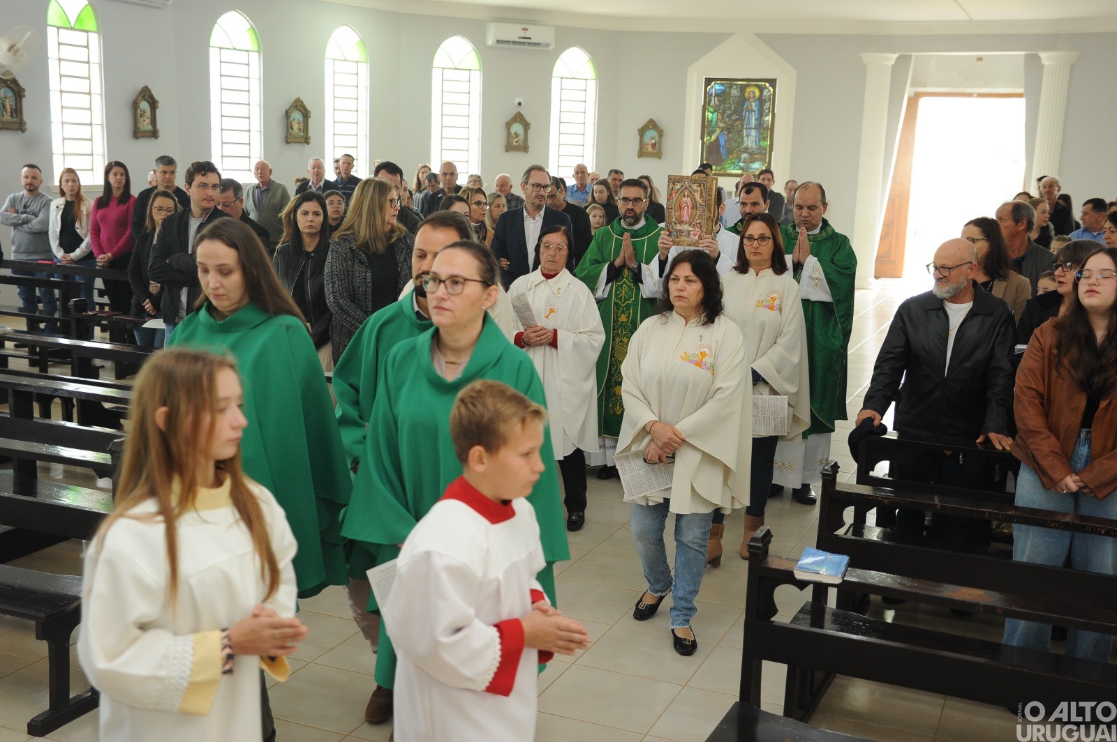 Fiéis participam da primeira missa de Gustavo Balestrin em FW