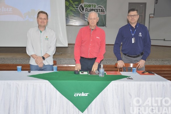 Evento realizado pela Creluz em Pinhal marca o Dia da Árvore